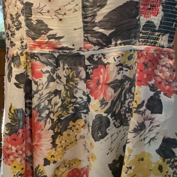 Adorable floral dress/shirt with pockets - Picture 3 of 14